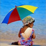 enfant qui se protège du soleil avec un petit parapluie