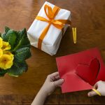 On vous propose des idées de cadeaux à offrir pour votre maman, pour la fête des Mères ou pour l'anniversaire de votre maman.