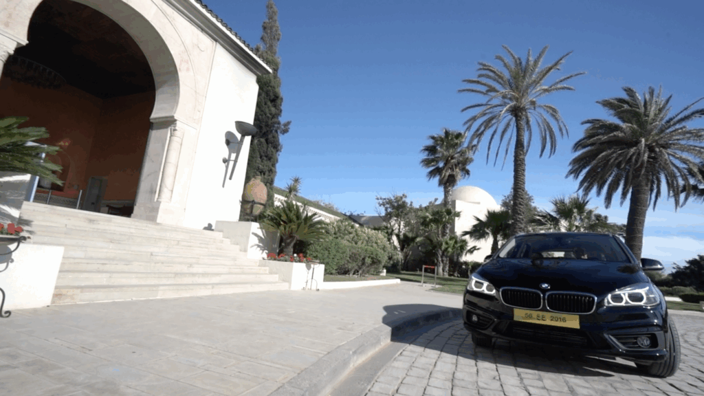 Découvrez comment quatre femmes tunisiennes influentes ont vécu l'expérience unique de la BMW Série 2 Active Tourer avec Ben Jemaa Motors. Leurs avis sur le confort, la performance, et l'élégance de cette voiture exceptionnelle.