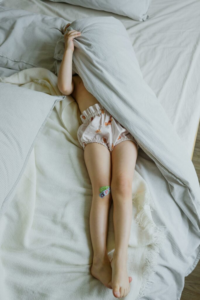 Enlevez les taches de pipi sur votre matelas facilement avec du bicarbonate de soude et du vinaigre. Méthode simple et efficace !