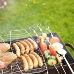 Découvrez des astuces simples et pratiques pour organiser votre Aïd El Kebir sans stress, en utilisant des conseils judicieux pour gérer efficacement les préparatifs. Astuces pour le barbecue, organisation de la table, et activités pour les enfants inclus !