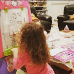 les enfants colorient et font des dessins