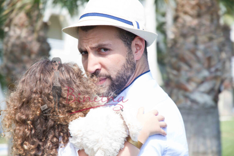 Nidhal Saadi en séance photo avec une petite fille