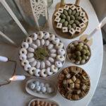 Table fête décorée avec pâtisserie tunisienne
