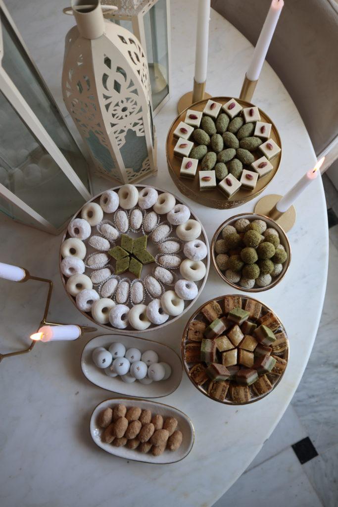 Table fête décorée avec pâtisserie tunisienne