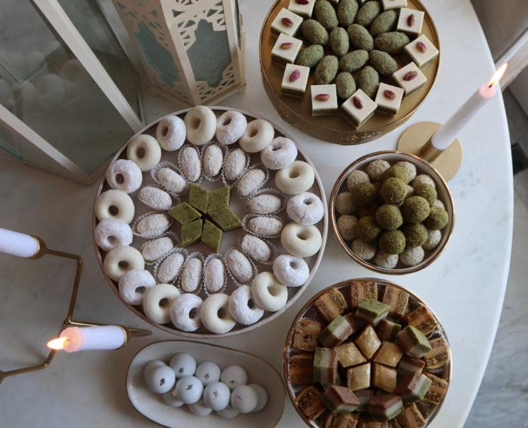 Table fête décorée avec pâtisserie tunisienne