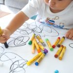enfant qui dessine sur une feuille