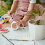 enfant occupé par le jardinage et qui décore sa poterie
