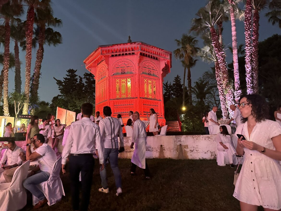 "Soirée blanche caritative à l'ambassade de France en Tunisie : élégance, solidarité et rencontres marquantes. Avec l'ambassadeur André Parrant et des personnalités engagées. #Solidarité #AmbassadeDeFrance #Tunisie"