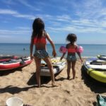 enfant a la page devant paddle