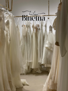 ouverture de FSWD,  nouvel espace dédié aux robes de mariée de seconde main. Situé à El Manar, ce showroom offre une alternative élégante et économique aux futures mariées.
