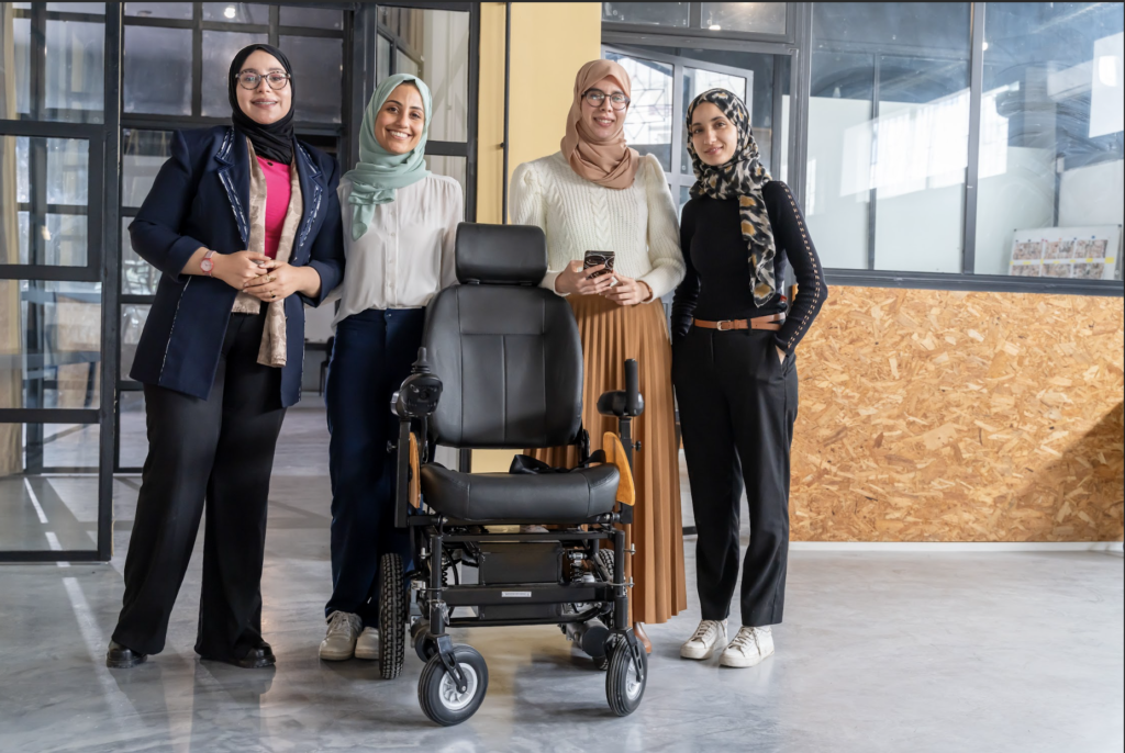 🌟 Révolution Tunisienne : Des Ingénieures Réinventent le Fauteuil Roulant ! 🚀 Découvrez l'incroyable innovation des jeunes ingénieures tunisiennes avec MOOVOBRAIN, finalistes du Young Inventors Prize 2024.