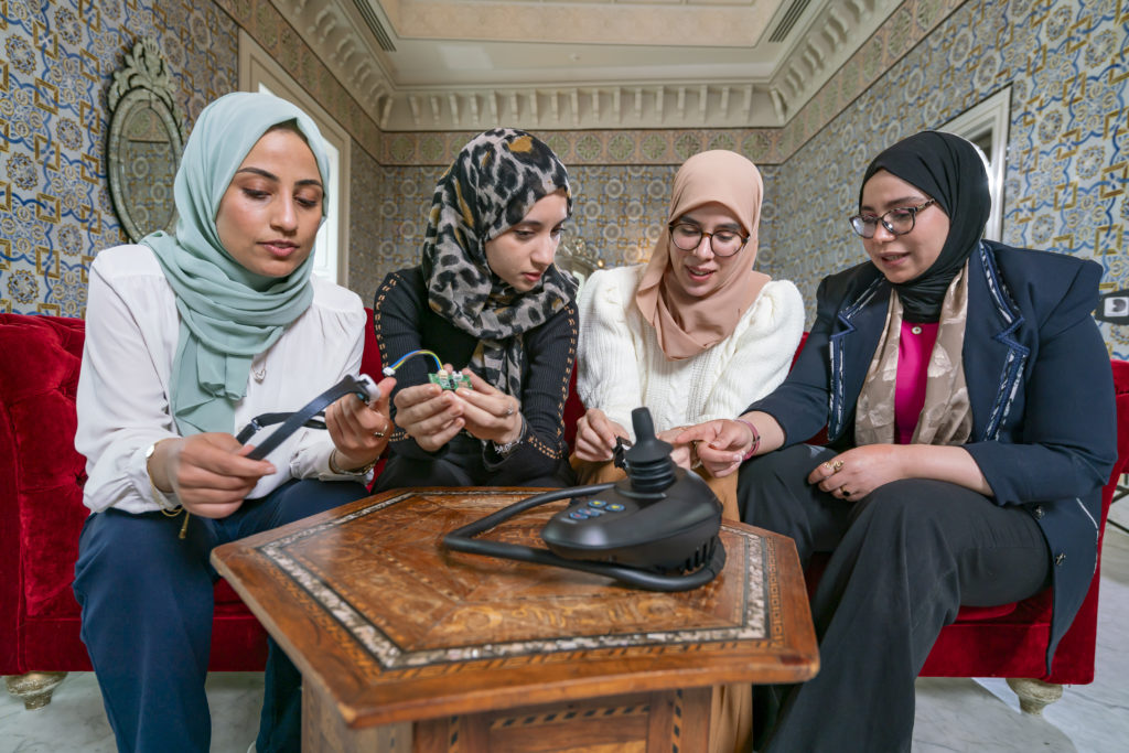 Des ingénieures tunisiennes finalistes du Young Inventors Prize 2024 avec leur fauteuil roulant révolutionnaire, MOOVOBRAIN.