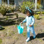 enfant qui cherche des indices pour une chasse au trésor