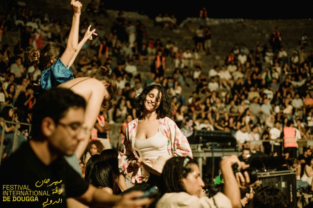 TIF enflamme le Festival International de Dougga en Tunisie. Ne manquez pas la performance époustouflante du rappeur algérien, couverte par Binetna !