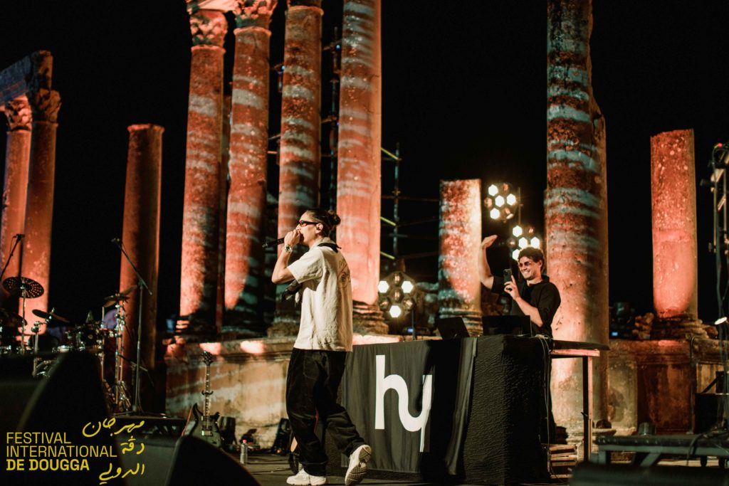 TIF enflamme le Festival International de Dougga en Tunisie. Ne manquez pas la performance époustouflante du rappeur algérien, couverte par Binetna !