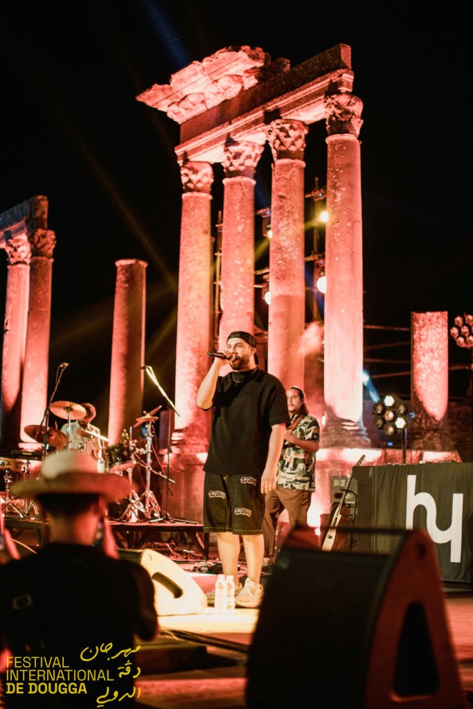 TIF enflamme le Festival International de Dougga en Tunisie. Ne manquez pas la performance époustouflante du rappeur algérien, couverte par Binetna !