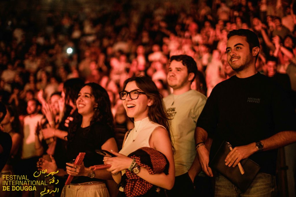 TIF enflamme le Festival International de Dougga en Tunisie. Ne manquez pas la performance époustouflante du rappeur algérien, couverte par Binetna !