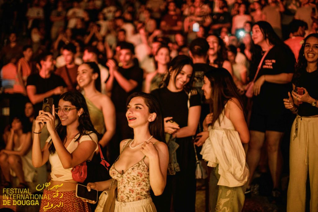 TIF enflamme le Festival International de Dougga en Tunisie. Ne manquez pas la performance époustouflante du rappeur algérien, couverte par Binetna !