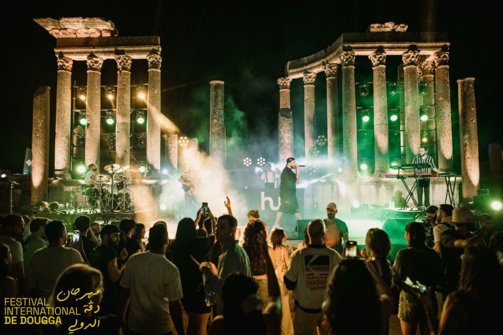 TIF enflamme le Festival International de Dougga en Tunisie. Ne manquez pas la performance époustouflante du rappeur algérien, couverte par Binetna !