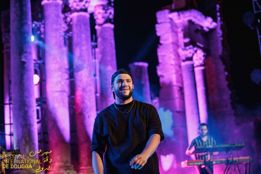 TIF enflamme le Festival International de Dougga en Tunisie. Ne manquez pas la performance époustouflante du rappeur algérien, couverte par Binetna !