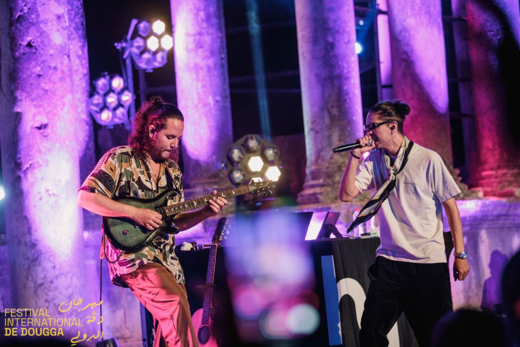 TIF enflamme le Festival International de Dougga en Tunisie. Ne manquez pas la performance époustouflante du rappeur algérien, couverte par Binetna !