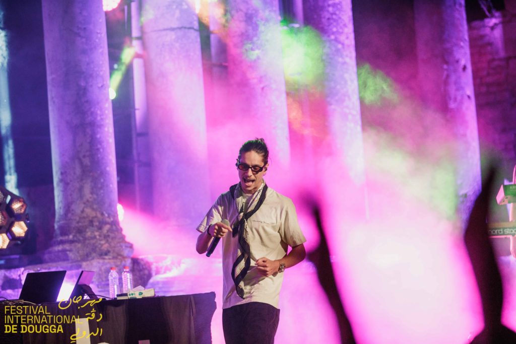 TIF enflamme le Festival International de Dougga en Tunisie. Ne manquez pas la performance époustouflante du rappeur algérien, couverte par Binetna !