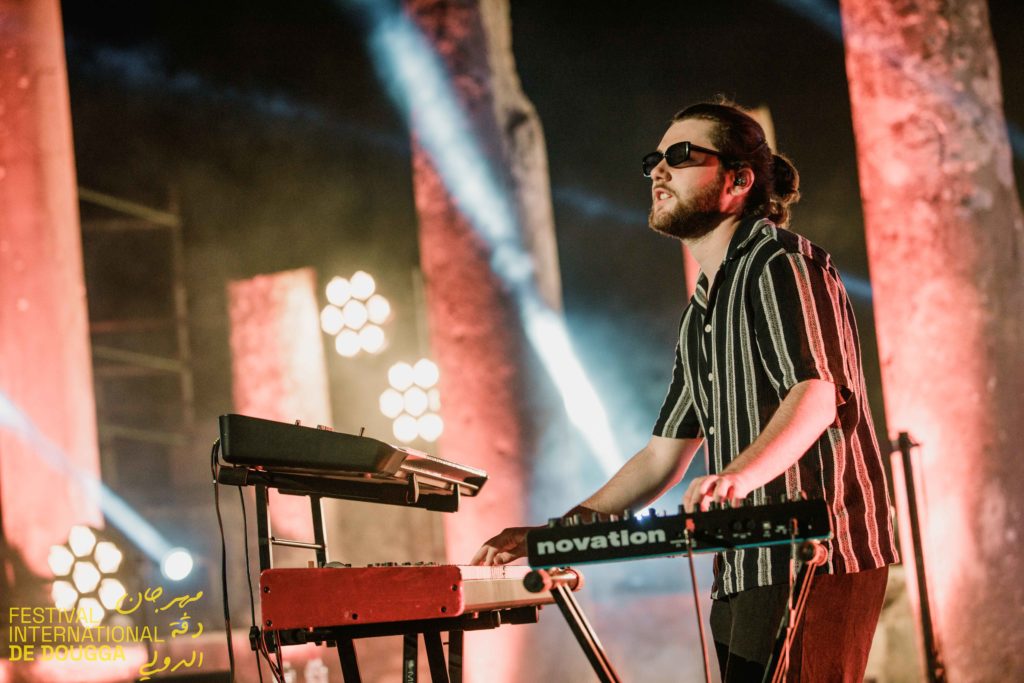 TIF enflamme le Festival International de Dougga en Tunisie. Ne manquez pas la performance époustouflante du rappeur algérien, couverte par Binetna !