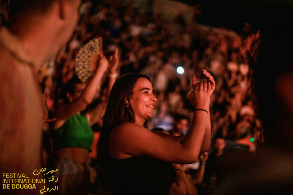 TIF enflamme le Festival International de Dougga en Tunisie. Ne manquez pas la performance époustouflante du rappeur algérien, couverte par Binetna !