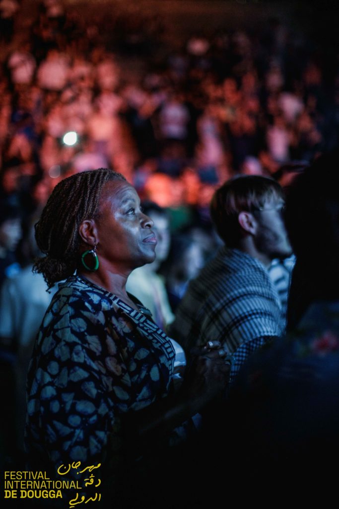 TIF enflamme le Festival International de Dougga en Tunisie. Ne manquez pas la performance époustouflante du rappeur algérien, couverte par Binetna !