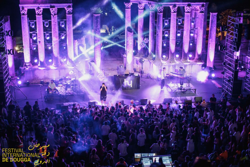 TIF enflamme le Festival International de Dougga en Tunisie. Ne manquez pas la performance époustouflante du rappeur algérien, couverte par Binetna !