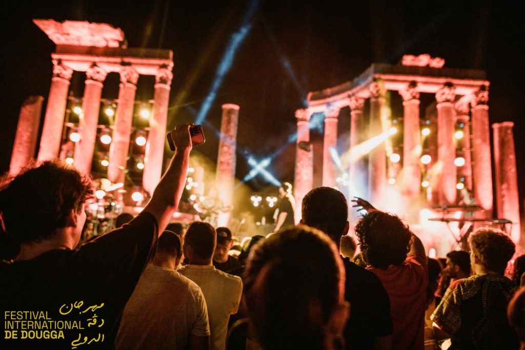 TIF enflamme le Festival International de Dougga en Tunisie. Ne manquez pas la performance époustouflante du rappeur algérien, couverte par Binetna !