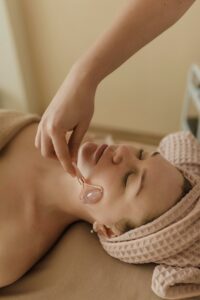 e massage Kobido, un soin visage japonais aux bienfaits anti-âge. Naturel et relaxant, il raffermit la peau, stimule la circulation et réduit les rides pour un teint lumineux. Le lifting sans chirurgie, parfait pour rajeunir votre visage."