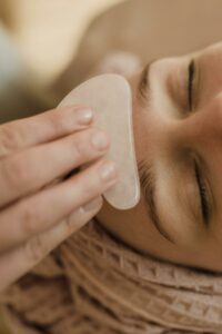 e massage Kobido, un soin visage japonais aux bienfaits anti-âge. Naturel et relaxant, il raffermit la peau, stimule la circulation et réduit les rides pour un teint lumineux. Le lifting sans chirurgie, parfait pour rajeunir votre visage."