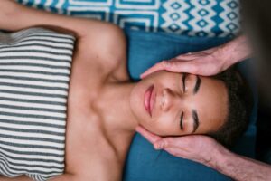 e massage Kobido, un soin visage japonais aux bienfaits anti-âge. Naturel et relaxant, il raffermit la peau, stimule la circulation et réduit les rides pour un teint lumineux. Le lifting sans chirurgie, parfait pour rajeunir votre visage."