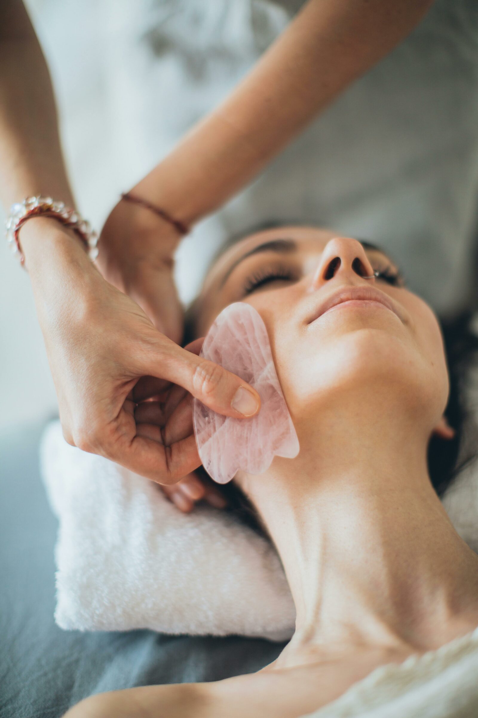 e massage Kobido, un soin visage japonais aux bienfaits anti-âge. Naturel et relaxant, il raffermit la peau, stimule la circulation et réduit les rides pour un teint lumineux. Le lifting sans chirurgie, parfait pour rajeunir votre visage."