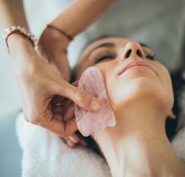 e massage Kobido, un soin visage japonais aux bienfaits anti-âge. Naturel et relaxant, il raffermit la peau, stimule la circulation et réduit les rides pour un teint lumineux. Le lifting sans chirurgie, parfait pour rajeunir votre visage."