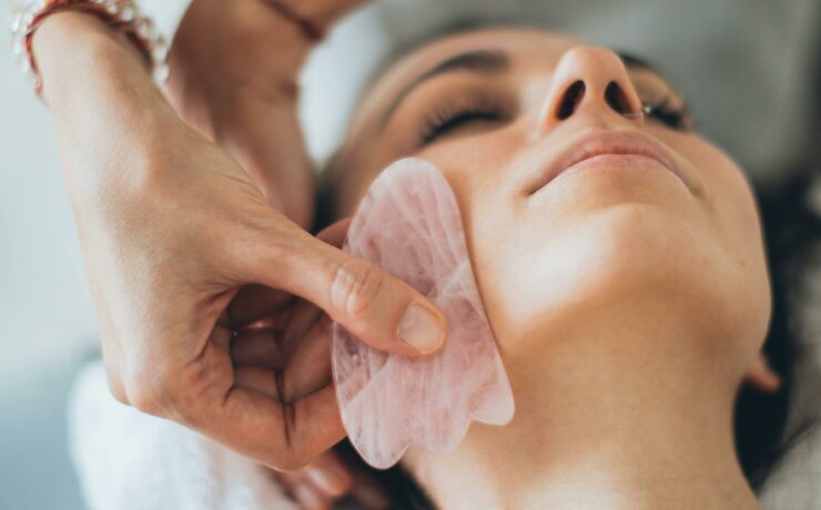 e massage Kobido, un soin visage japonais aux bienfaits anti-âge. Naturel et relaxant, il raffermit la peau, stimule la circulation et réduit les rides pour un teint lumineux. Le lifting sans chirurgie, parfait pour rajeunir votre visage."