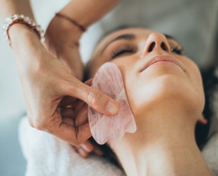 e massage Kobido, un soin visage japonais aux bienfaits anti-âge. Naturel et relaxant, il raffermit la peau, stimule la circulation et réduit les rides pour un teint lumineux. Le lifting sans chirurgie, parfait pour rajeunir votre visage."