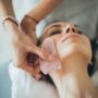 e massage Kobido, un soin visage japonais aux bienfaits anti-âge. Naturel et relaxant, il raffermit la peau, stimule la circulation et réduit les rides pour un teint lumineux. Le lifting sans chirurgie, parfait pour rajeunir votre visage."