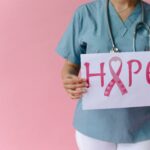"Après un diagnostic de cancer de l'ovaire, une femme raconte son parcours difficile et l'incroyable solidarité qui lui a redonné espoir."