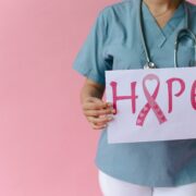 "Après un diagnostic de cancer de l'ovaire, une femme raconte son parcours difficile et l'incroyable solidarité qui lui a redonné espoir."