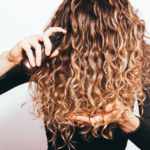 Si vous avez des cheveux texturés (ondulés, bouclés, frisés) et vous vous demandez comment adopter une routine capillaire efficace pour sublimer vos boucles… vous êtes au bon endroit !
