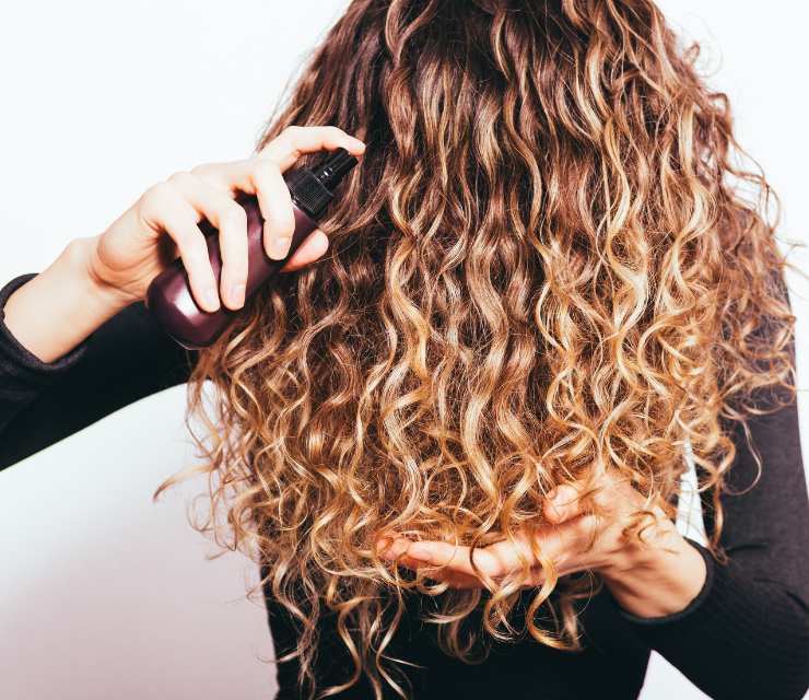 Si vous avez des cheveux texturés (ondulés, bouclés, frisés) et vous vous demandez comment adopter une routine capillaire efficace pour sublimer vos boucles… vous êtes au bon endroit !