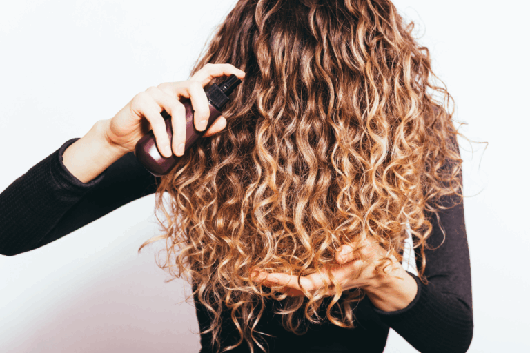 Si vous avez des cheveux texturés (ondulés, bouclés, frisés) et vous vous demandez comment adopter une routine capillaire efficace pour sublimer vos boucles… vous êtes au bon endroit !
