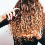 Si vous avez des cheveux texturés (ondulés, bouclés, frisés) et vous vous demandez comment adopter une routine capillaire efficace pour sublimer vos boucles… vous êtes au bon endroit !