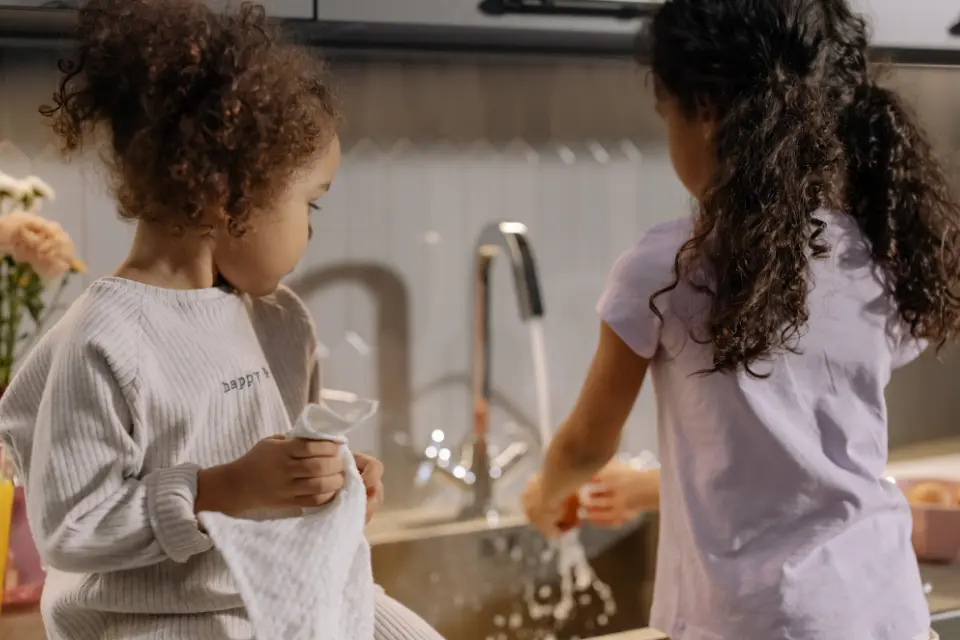 Tâches ménagères ludiques : 7 jeux pour responsabiliser vos enfants à la maison