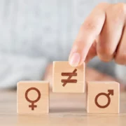 Femme célibataire jugée, homme célibataire valorisé