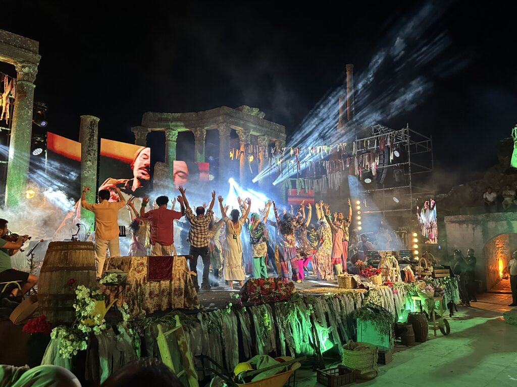 "Ragouj" à Dougga : un spectacle musical époustouflant. La folie créative de Bouchnak, l'émotion et la musique, une expérience à vivre !