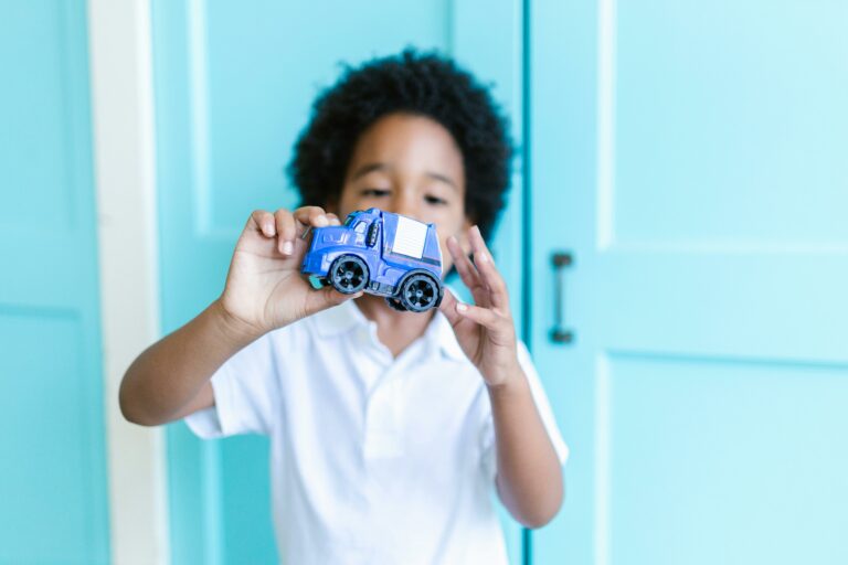 Enfant tenant une voiture en plastique
